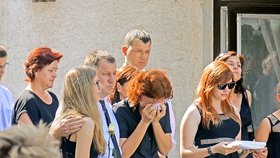 Příbuzní a kamarádi Zuzany se na pohřbu neubránili slzám.
