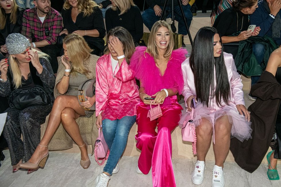 Zuzana Queen Plačková vyrazila v růžovém na módní přehlídku s kamarádkou Jasminou Alagič.