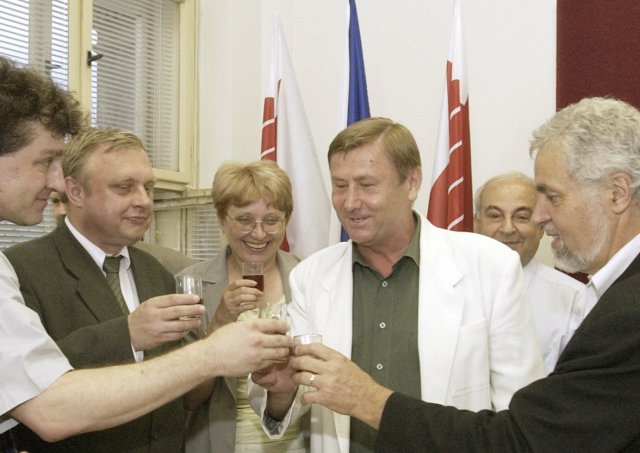 Poslankyně KSČM Zuzka Bebarová-Rujbrová ve volebním štábu komunistů v roce 2002
