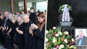 Pohřeb Jaroslava Zvěřiny: Rodina, přátelé i kolegové řekli poslední sbohem proslulému psychiatrovi.