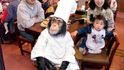 První opičí servírka na světě, Momo, pózuje s hosty restaurace na fotografii po podání jídla v restauraci v Nasu Monkey Parku v horském středisku Nasu, severně od Tokia.