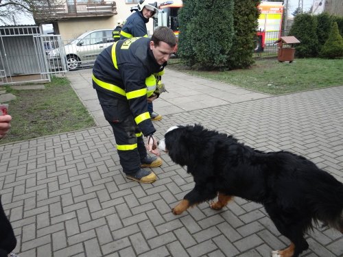 Za svou záchranu se hasičům hlasitě odměnil.