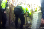 Strážníci v Brně pomohli srnce, která se zasekla v příčkách plotu.