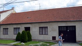 V tomto domě v Milonicích měli rodiče patnáct let držet dceru Marii (32).