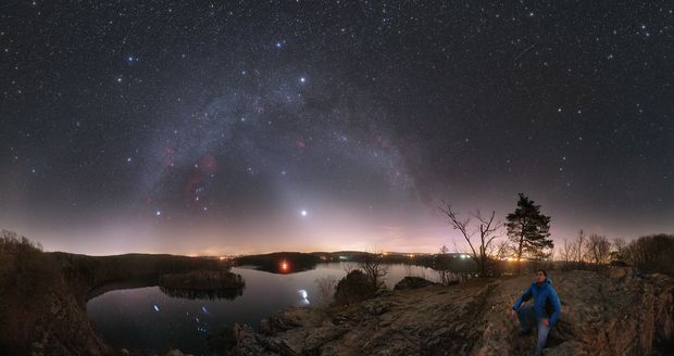 Kužel zvířetníkového  světla sahající až  k oblouku Mléčné  dráhy vyfocený ze  Sečské přehrady na Pardubicku.