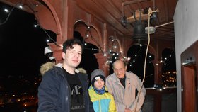 U Adventníku se sešli tři domažličtí zvoníci. Zleva hlavní zvoník Jiří Kohout (22), nejmladší zvoník Marek Mikuš (8) a nejstarší Jiří Kupilík (70).