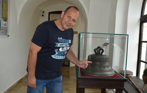 Badatel Marek Semela s vystaveným zvonem.