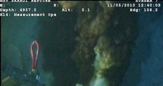 Společnos BP zveřejnila první snímky unikající ropy ze dna moře.