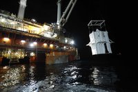 Mexický záliv: Unikající ropu zakryli zvonem
