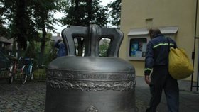 Na poslední cestě do zvonice... Šedesát let všichni čekají, až se unikátní zvon Sv. Benedikta z Nursie, vážící 800 kilogramů, v kostele Narození Panny Marie v Bohumíně konečně rozezní