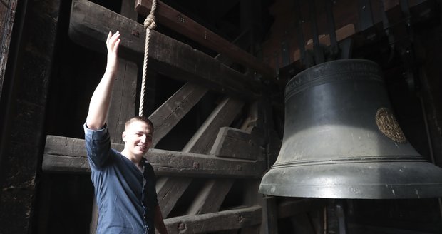 Kromě Ondřeje Boháče zvoní na staroměstské kostelní zvony ještě osm dalších dobrovolníků.