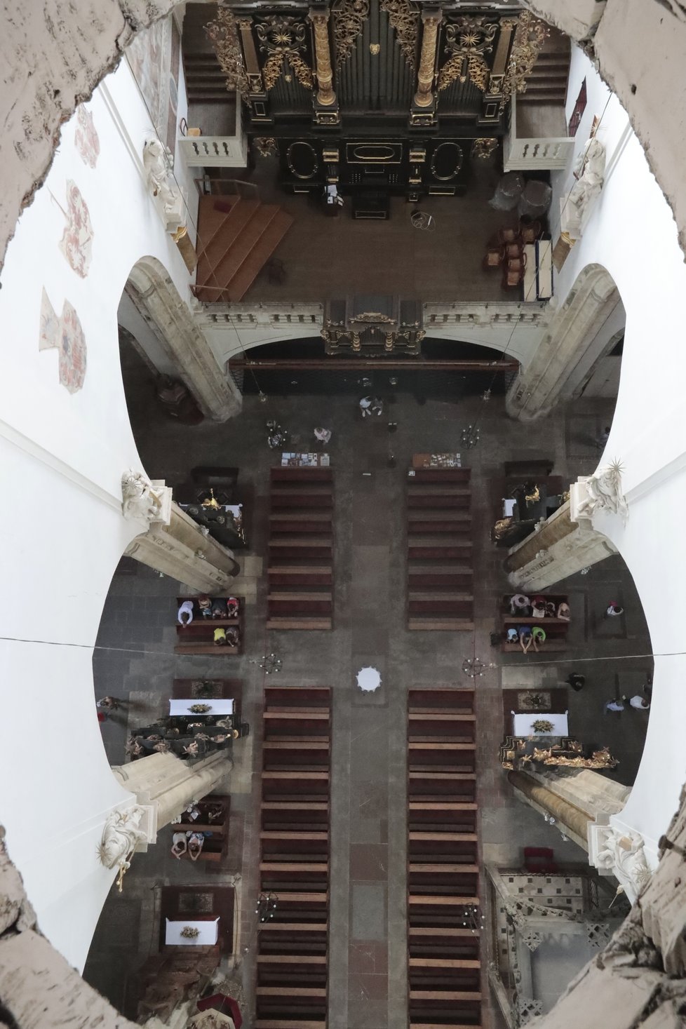 Průhled do lodě chrámu: Okýnkem ve stropu se podíváte o 30 metrů níž.