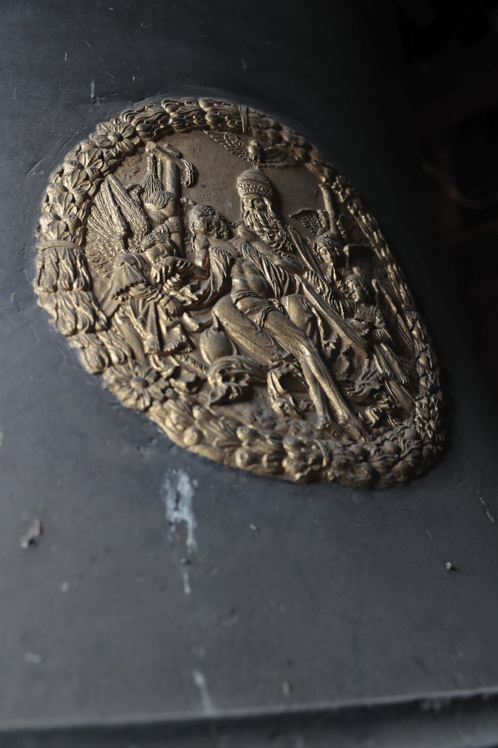 Vraždění neviňátek: Na bronzu je latinsky napsáno, kdo a kdy jej ulil, najdeme ale i různé reliéfy. Tělo například zdobí vraždění betlémských neviňátek!