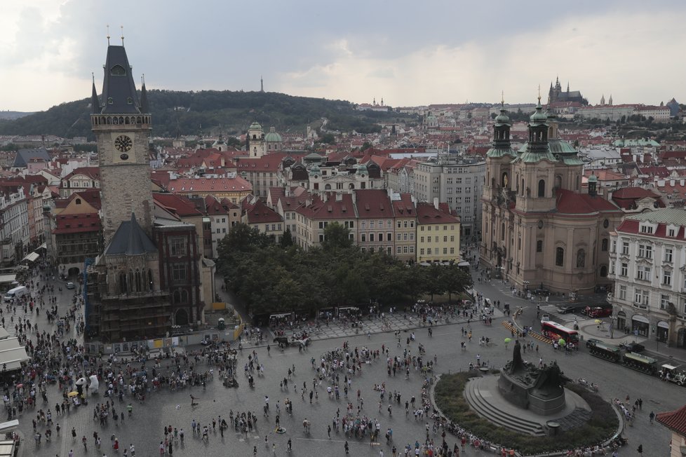 Marie má jedinečný výhled na Staroměstské náměstí jako na dlani, Hrad coby kamenem dohodil a výhled široko daleko. „Je odtud ze všech kostelních věží nejhezčí výhled na Prahu. To se jen tak neokouká,“ komentuje zvoník Ondřej Boháč. Uznejte sami.