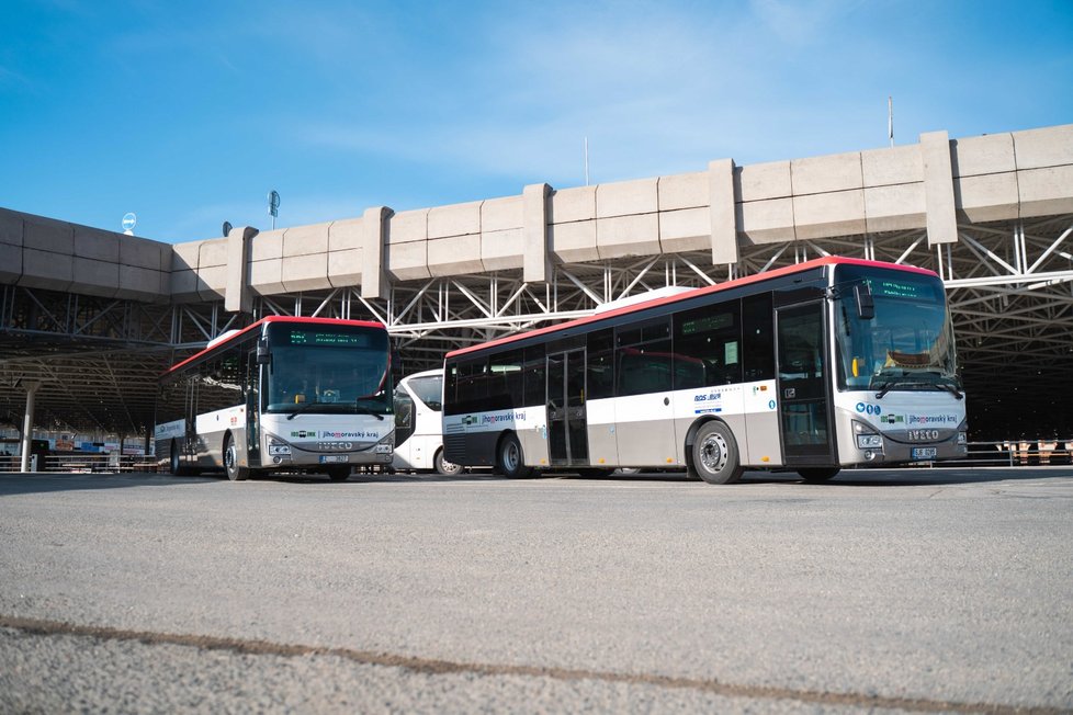 Zároveň se zprovozněním ústředního autobusového nádraží v Brně na Zvonařce představil Jihomoravský kraj nové autobusy, které budou jezdit v rámci krajských linek. Od května omladí vozový park regionu 50 nových autobusů. Během roku kraj objedná dalších jedenapadesát vozidel.