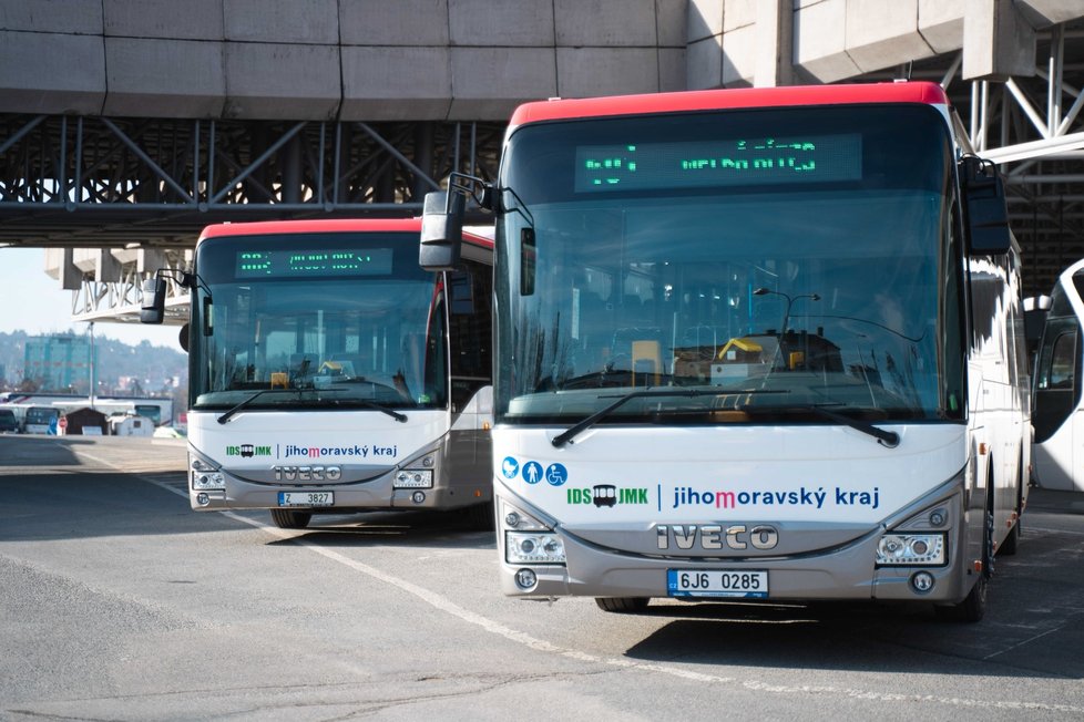 Zároveň se zprovozněním ústředního autobusového nádraží v Brně na Zvonařce představil Jihomoravský kraj nové autobusy, které budou jezdit v rámci krajských linek. Od května omladí vozový park regionu 50 nových autobusů. Během roku kraj objedná dalších jedenapadesát vozidel.
