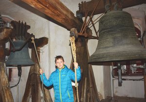 Marek (10) zvoní na věži na zvony Zikmund (vpravo) a Marii.
