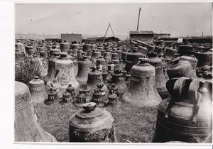 Zvony, které byly shromážděny za Protektorátu v přístavišti na Maninách a odvezeny do německých továren