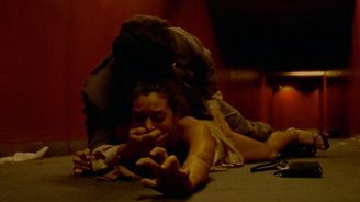 Nejskandálnější erotické filmy: Scéna znásilnění a zbití mladé ženy šokovala svět realistickou brutalitou