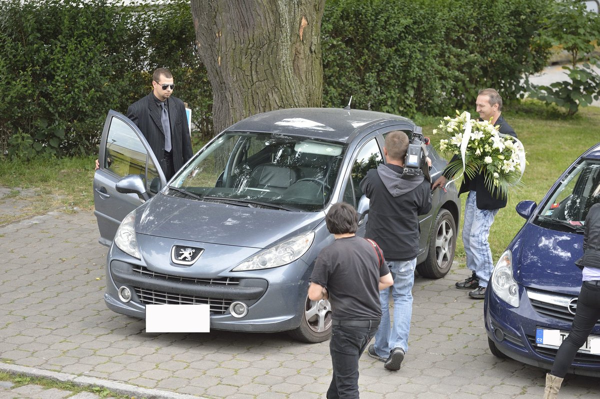 Zvukař Standa přivezl květiny.