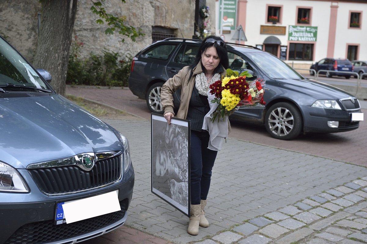 Obraz Ivety brzy zmizel zase v autě.