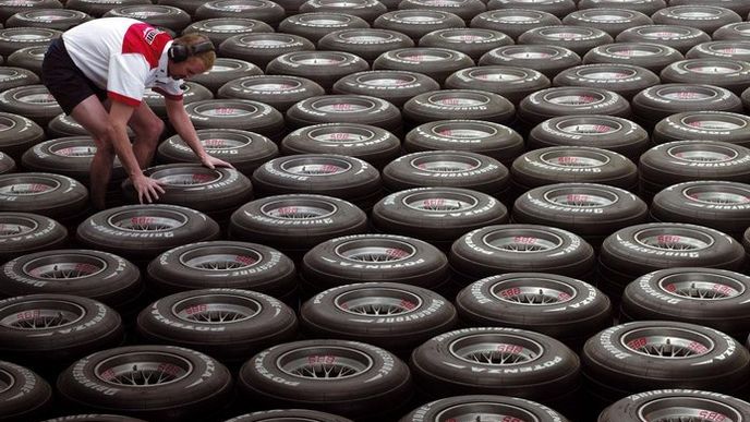 zvýšená cena kaučuku prodraží pneumatiky – jistě i závodní