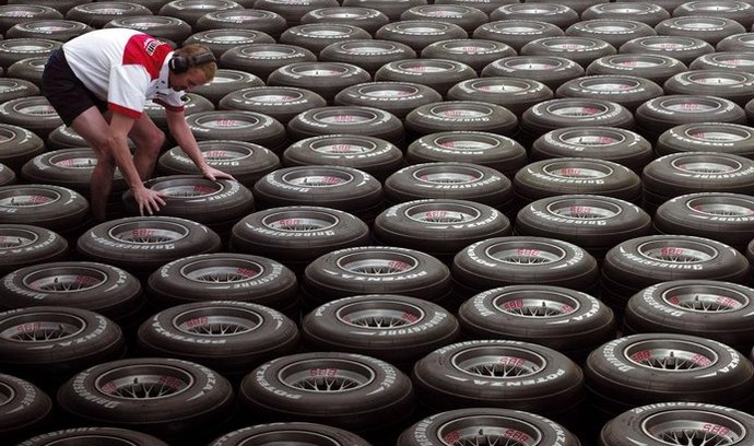 zvýšená cena kaučuku prodraží pneumatiky – jistě i závodní