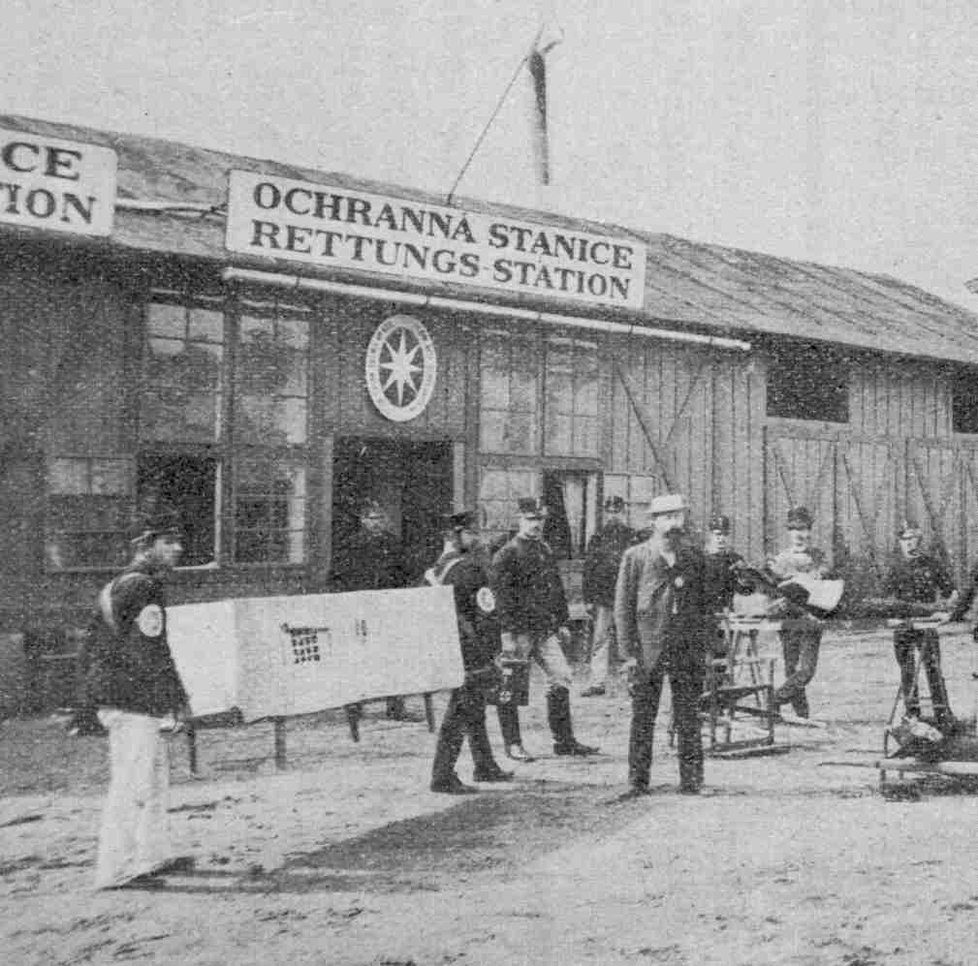 Před ochrannou stanicí, rok 1890.