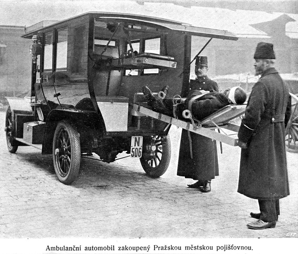 První sanitní automobil v Praze, rok 1911.