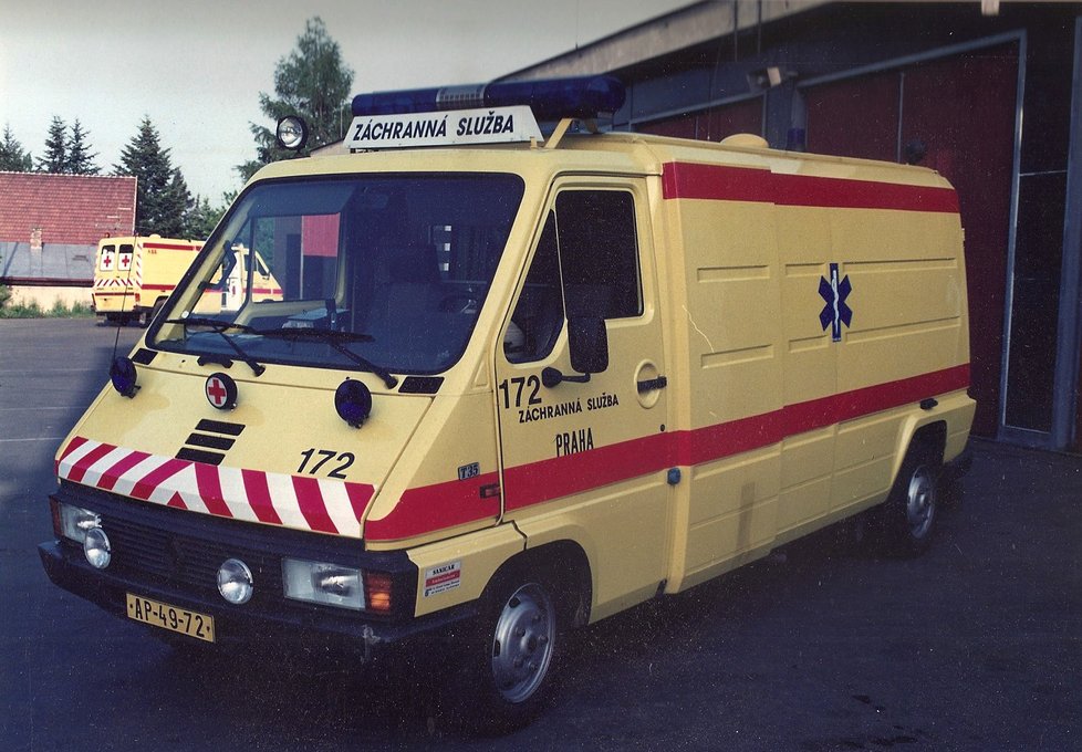 Sanitka Renault, rok 1990.
