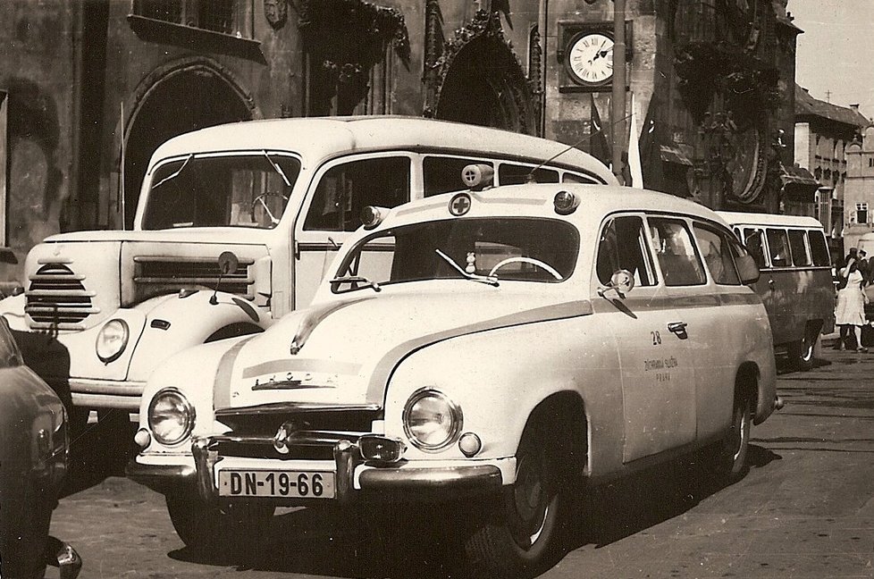 Zdravotnická Škoda 1201 na Staroměstském náměstí roku 1960.