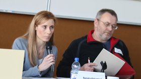 Záchranářka ze Znojma Renata Kroupová na tiskové konferemci Jihomoravské záchranné služby upozorňuje, že většina zdravotních posádek stojí proti odborářům a nesouhlasí s jejich stávkou.