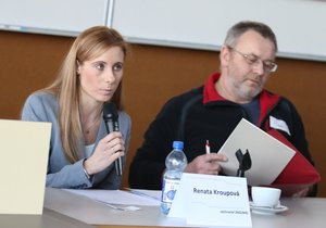 Záchranářka ze Znojma Renata Kroupová na tiskové konferemci Jihomoravské záchranné služby upozorňuje, že většina zdravotních posádek stojí proti odborářům a nesouhlasí s jejich stávkou.