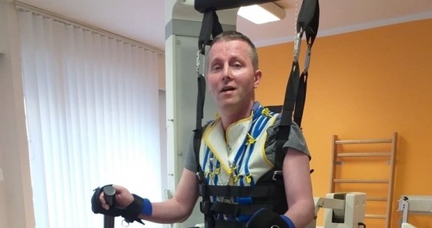 Záchranář Zdeněk Mikula (50) se zotavuje po cévní mozkové příhodě, terapie je ale strašně drahá.