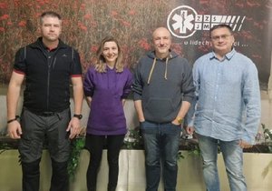 Jesika s muži, kteří jí před 13 lety zachránili život.