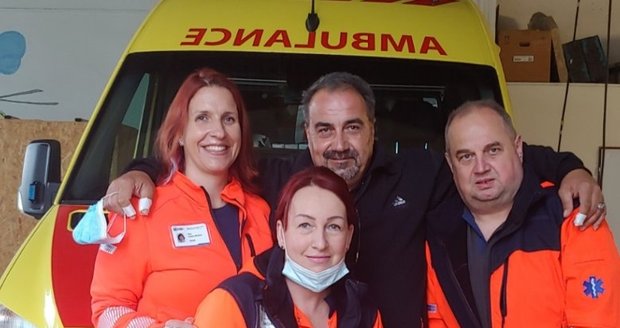 Lékařka hustopečské záchranky Kateřina Oborská s kolegy Silvií Fojtíkovou a Lubomírem Filáskem (zleva) společně se zachráněným panem Tomášem.
