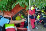 Řidička sjela u Bělečka s autem mimo silnici. Záchranáři jí museli pomáhat zvnitřku převráceného vozu.