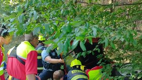 Řidička sjela u Bělečka s autem mimo silnici. Záchranáři jí museli pomáhat zvnitřku převráceného vozu.