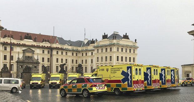 Zdravotnická záchranná služba v Praze převzala do užívání deset nových záchranných vozidel. Požehnal jim i kardinál Dominik Duka.