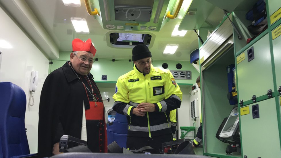 Zdravotnická záchranná služba v Praze převzala do užívání deset nových záchranných vozidel. Požehnal jim i kardinál Dominik Duka.