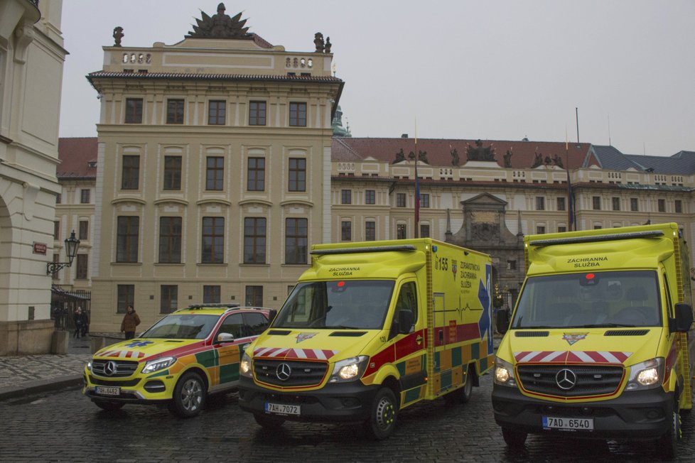 Zdravotnická záchranná služba v Praze převzala do užívání deset nových záchranných vozidel. Požehnal jim i kardinál Dominik Duka.