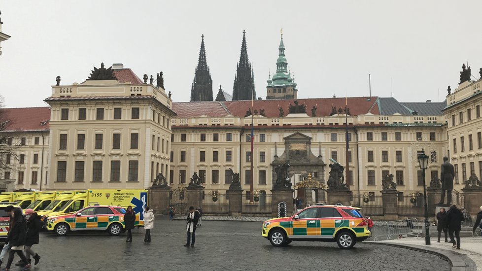 Zdravotnická záchranná služba v Praze převzala do užívání deset nových záchranných vozidel. Požehnal jim i kardinál Dominik Duka.