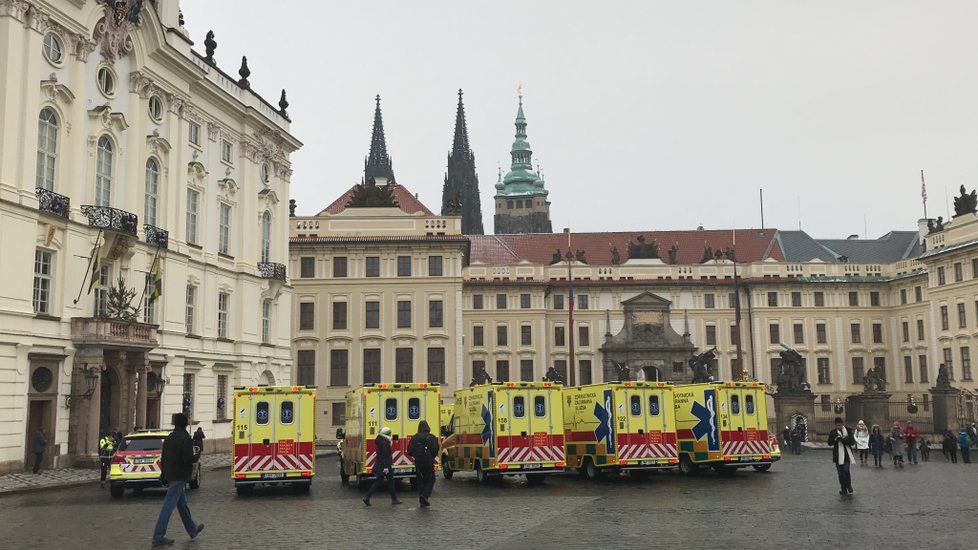 Zdravotnická záchranná služba v Praze převzala do užívání deset nových záchranných vozidel. Požehnal jim i kardinál Dominik Duka.