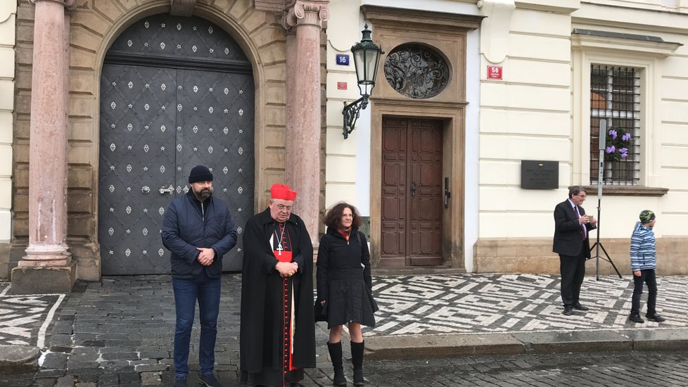 Zdravotnická záchranná služba v Praze převzala do užívání deset nových záchranných vozidel. Požehnal jim i kardinál Dominik Duka.