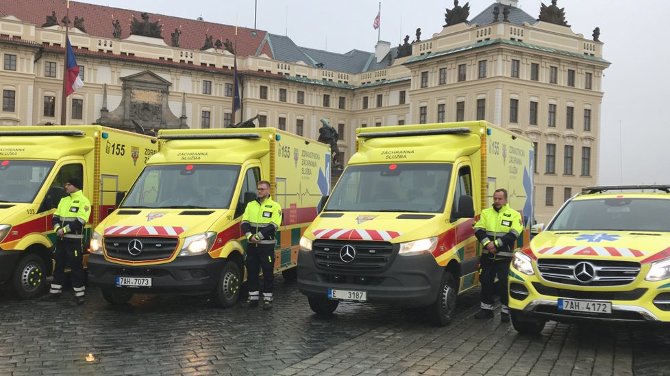 Zdravotnická záchranná služba v Praze převzala do užívání deset nových záchranných vozidel. Požehnal jim i kardinál Dominik Duka.