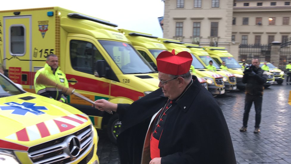 Zdravotnická záchranná služba v Praze převzala do užívání deset nových záchranných vozidel. Požehnal jim i kardinál Dominik Duka.