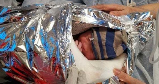 V pondělí 21. prosince vyjížděli středočeští záchranáři k neočekávaně rychlému porodu. Tatínek si miminko v podstatě zvládl odrodit sám.