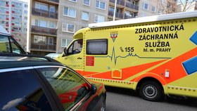 Záchranka vozí odborníka z pražské Bulovky k lidem domů, aby jim odebral vzorky. Ty pak otestují na koronavirus.