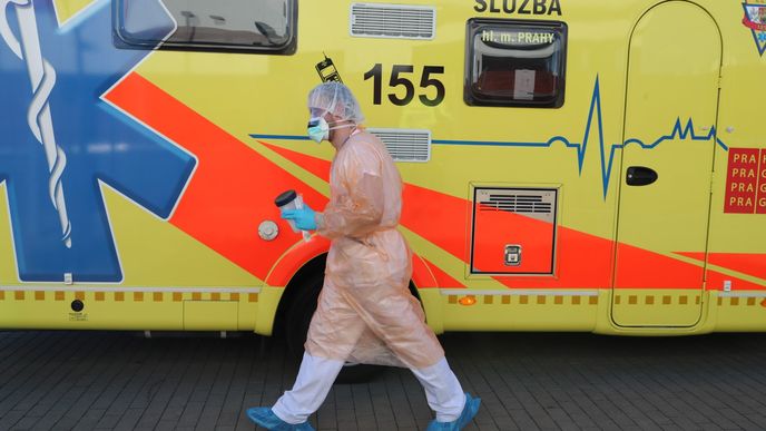 Záchranka vozí odborníka z pražské Bulovky k lidem domů, aby jim odebral vzorky. Ty pak otestují na koronavirus.