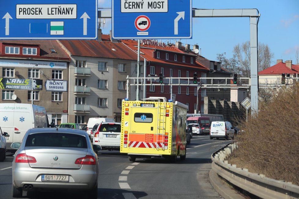 Záchranka vozí odborníka z pražské Bulovky k lidem domů, aby jim odebral vzorky. Ty pak otestují na koronavirus.